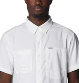 Camisa de manga corta Columbia, confeccionada en tejido técnico transpirable con protección solar UPF 50 y tecnología de secado rápido. Presenta cuello clásico, cierre frontal de botones, dos bolsillos frontales en el pecho y sistema de ventilación en la espalda.