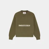 Sweater de punto oversize color verde militar con cuello redondo y el logotipo de la marca bordado en el pecho en color blanco.