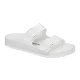 Sandalia Birkenstock modelo Arizona, fabricada en material EVA ligero y flexible, color blanco. Presenta diseño de dos correas ajustables con hebillas del mismo tono y plantilla anatómica.