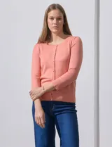 Cardigan blanco de tejido fino con abertura central y botones.