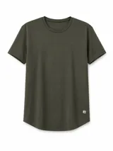 Remera de cuello redondo y manga corta, con dobladillo curvo y pequeño logo aplicado en el lateral inferior.