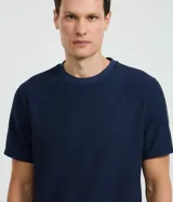 Remera Marfinno de manga corta para hombre, confeccionada en tejido acanalado de algodón y poliéster, con cuello redondo y diseño liso.