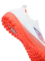 Championes de fútbol 5 Umbro modelo Belix TF, color negro con detalles en azul brillante y gris.