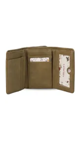 Billetera corta de símil cuero color beige, con cierre a presión y placa metálica decorativa. Cuenta con múltiples compartimentos internos para tarjetas, visor y billetes, además de un compartimento posterior con cierre.