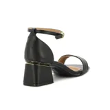 Sandalia de tacón medio Vizzano, color negro, con diseño de tira delantera, talón cerrado y pulsera ajustable al tobillo con hebilla metálica dorada. Tacón ancho y cuadrado con detalle metálico superior.
