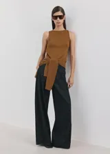Top de punto fino color tostado, sin mangas, con cuello redondo y diseño recto que incluye una tira integrada para anudar en la cintura.