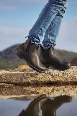 Botas Blundstone 510 negras de cuero, con elásticos laterales y tiradores en la caña.