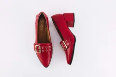 Zapato de cuero negro con taco cuadrado y faja de ojalillos.