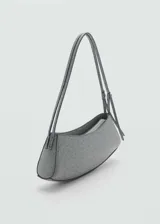 Bolso de hombro pequeño con diseño ovalado y acabado texturizado. Cuenta con asa corta ajustable, cierre de cremallera y forro interior.