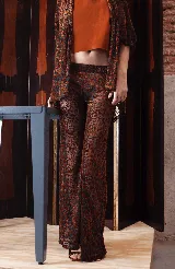 Pantalón de tiro medio con elástico en la cintura y corte oxford, confeccionado en tela de encaje con detalles de terciopelo.