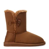 Botas de caña media, estilo 'ugg', color negro. Presentan un forro interior de pelo sintético negro visible en el borde superior y un detalle de hebilla decorativa en el lateral exterior.