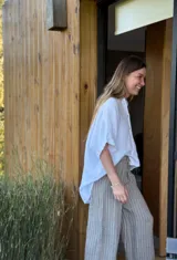 Camisa verde militar de lino italiana con botones de nácar, corte holgado, cuello camisero y mangas cortas con dobladillo.