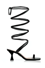 Sandalias de tacón kitten heel con punta cuadrada y tiras finas para atar al tobillo.