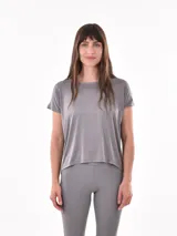 Remera deportiva de manga corta, con cuello redondo y corte holgado, confeccionada en tejido técnico ligero y transpirable.