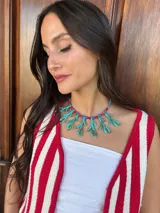 Collar corto con corales de acrílico color turquesa, cristales checos y mostacillas en tonos rojo y azul. Se cierra con cadena de acero quirúrgico y ganchito para regular el largo.