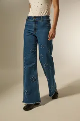 Pollera larga de corte recto y cintura elástica, confeccionada en tejido negro con textura de franjas horizontales.