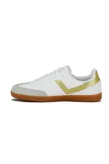 Championes deportivos Pony modelo Moma para mujer, de color blanco con detalles en beige, puntera de gamuza gris y suela de goma caramelo.