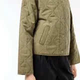 Chaqueta acolchada de color verde militar con diseño de rombos, cuello camisero y cierre frontal con botones a presión metálicos.