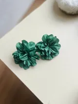 Aros tipo caravanas con forma de flor color verde esmeralda.