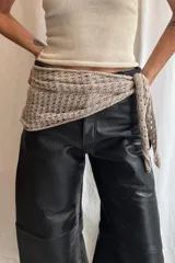 Bandana tejida artesanalmente en color azul, con diseño calado y terminaciones en ondas.