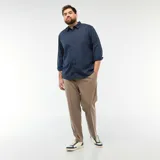 Pantalón de vestir estilo jogger color beige, con corte recto, bolsillos laterales y cierre frontal.