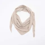 Pañuelo bufanda triangular de punto color beige, diseñado para anudar al cuello.