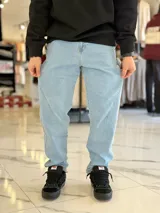 Pantalón de jean celestes de corte relaxed fit con costuras laterales decorativas y presillas.