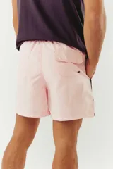 Short de baño azul con cintura elástica y cordón ajustable. Tiene dos bolsillos laterales y un bolsillo trasero.