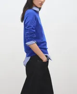 Jersey de punto fino de corte recto, color azul, con cuello redondo y manga larga.