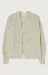 Cárdigan corto de punto color negro, con mangas largas y corte holgado.