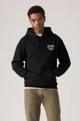 Buzo tipo hoodie de corte relajado en color negro, con capucha ajustable mediante cordones y bolsillo frontal tipo canguro. Presenta un estampado gráfico pequeño en el pecho con el logo de la marca.