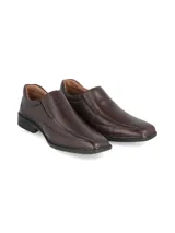 Zapato formal tipo slip-on de cuero color marrón, con costuras reforzadas y suela de goma negra.