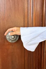 Remera blanca de manga larga con diseño oxford, confeccionada en algodón. Presenta un corte ajustado al cuerpo con mangas acampanadas y cuello redondo.