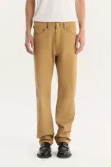 Pantalón de gabardina color beige, corte recto, con bolsillos delanteros y traseros.
