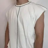 Musculosa negra de corte holgado con costuras blancas a la vista en cuello, sisas y ruedo.