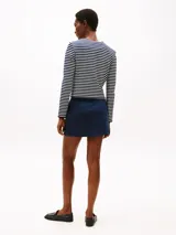 Campera corta de punto con diseño a rayas horizontales azules y blancas, cuello redondo y cierre frontal con botones dorados decorativos.