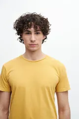 Remera de mangas cortas color amarillo mostaza, con cuello redondo.