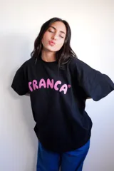 Remera blanca de algodón con estampado azul de la palabra "Tranca" en el frente.