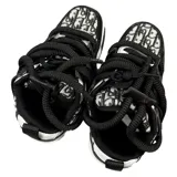 Championes estilo skate de diseño robusto y ancho, con paneles estampados con monograma y detalles en negro. Presentan cordones gruesos tipo chunky y suela de goma blanca y negra.