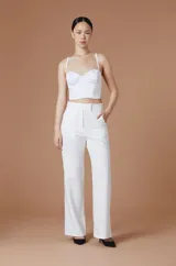 Pantalon de vestir color tostado, de corte recto y tiro alto, con cierre frontal y bolsillos laterales.
