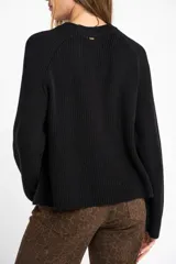 Sweater negro de punto con cuello redondo y mangas largas.