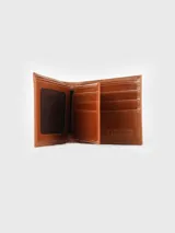 Billetera de cuero color negro, de diseño clásico y formato plegable, con compartimento interno para billetes, ranuras para tarjetas y solapa con doble visor.