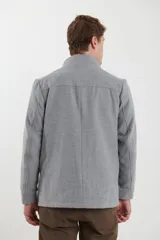 Sobretodo de paño casual color negro, con abotonadura frontal, bolsillos frontales con solapa, cuello alto y detalles de presillas en los hombros.