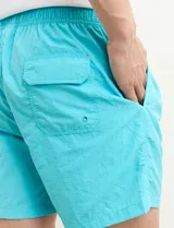 Short de baño verde agua.