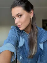 Caravanas colgantes de diseño minimalista, compuestas por dos varillas metálicas finas y alargadas de diferente longitud que cuelgan de un pequeño aro superior.