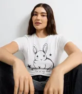 Remera de algodón con cuello redondo y manga corta, con estampa frontal de un conejo y estrellas acompañada de la frase 'I'm at my limit'.