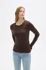 Remera azul marino de lyocell, de manga larga, corte ajustado y cuello redondo.