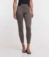 Pantalón legging con estampado cuadrillé en tonos marrones, cintura elástica contrastante y corte ajustado.