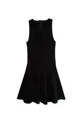 Vestido corto sin mangas con cuello redondo, diseño entallado en el torso y falda con vuelo tipo peplum. Cuenta con cierre invisible en la espalda.