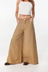Pantalón de lino verde militar, de tiro alto y corte amplio con botamanga ancha. Cuenta con bolsillos delanteros aplicados y cierre frontal con botón y bragueta.